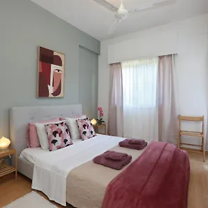 https://cozy-holiday-apartment-in-larnaca-near-foinikoudes.protaras-cy-hotels.com